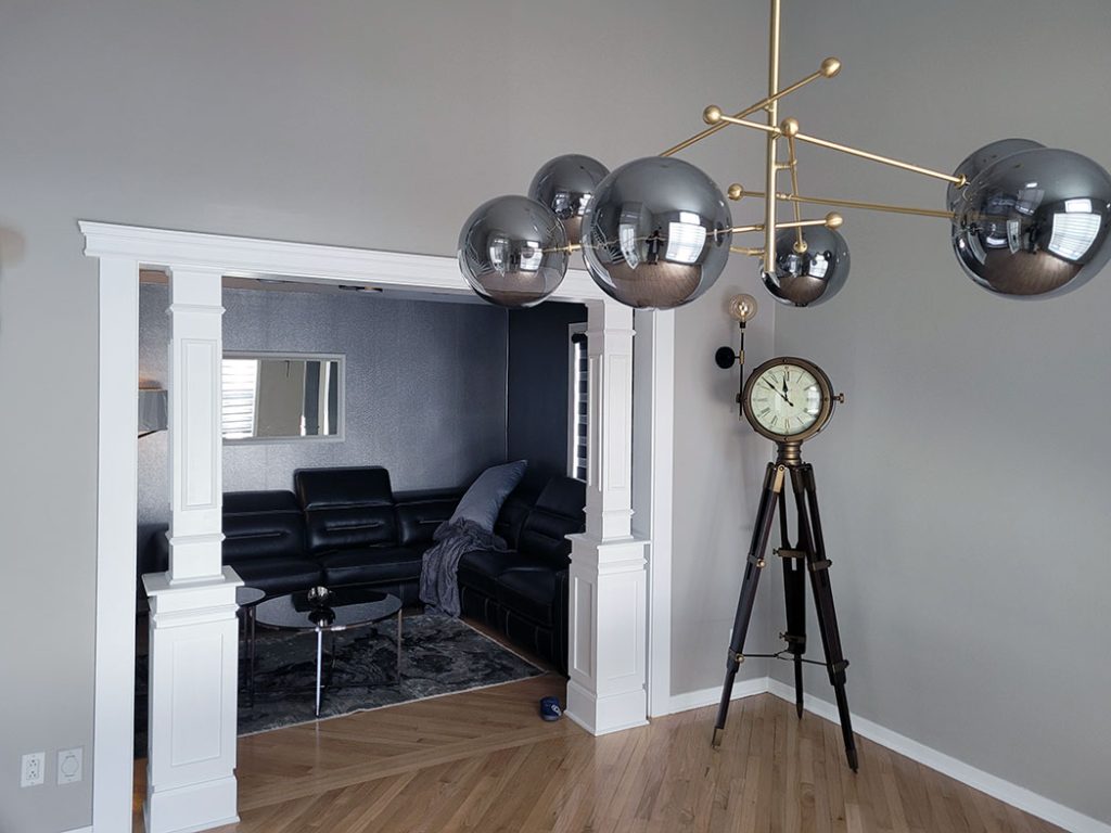 Design intérieur de salon et salle à manger contemporain avec luminaire moderne par Design B Home à boucherville