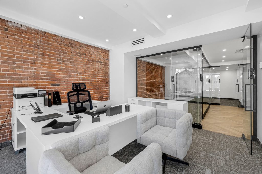 Aménagement de bureau moderne et épuré avec murs en briques par Design B Home à Montréal, vieux port.