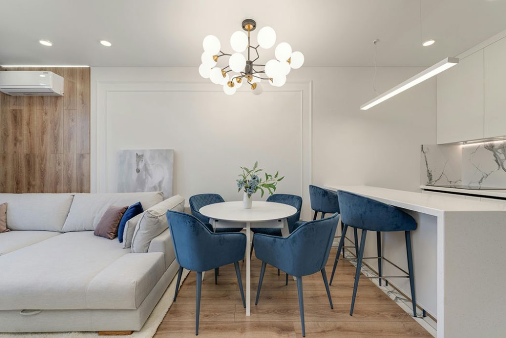 Design d'intérieur et rénovation d'un espace à aire ouverte avec cuisine moderne et salon élégant par Design B Home. a Brossard, Rive-Sud, Montréal